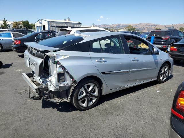 JTDKARFU6J3061499 - 2018 TOYOTA PRIUS ვერცხლისფერი ფოტო 3