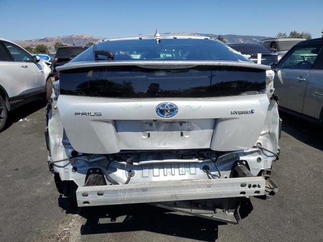 JTDKARFU6J3061499 - 2018 TOYOTA PRIUS ვერცხლისფერი ფოტო 6