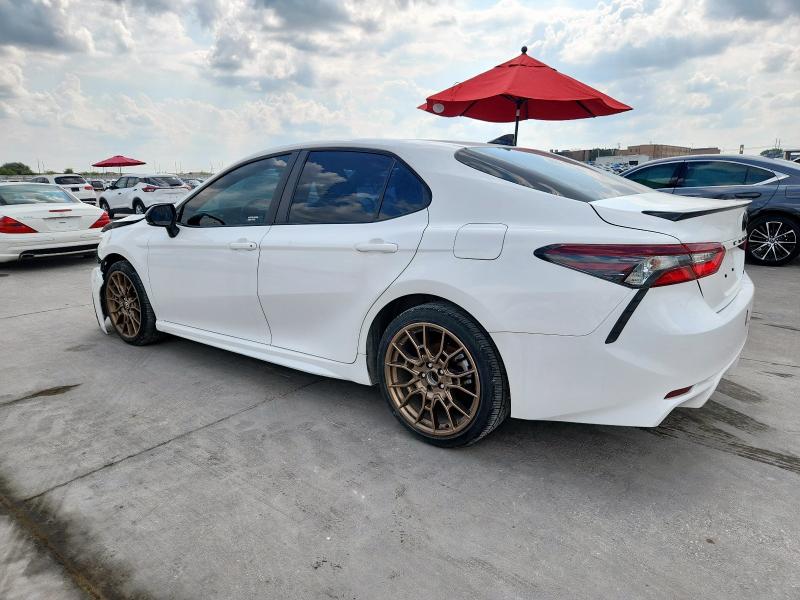 4T1G11AK5PU080430 - 2023 TOYOTA CAMRY SE NIGHT SHADE WHITE photo 2