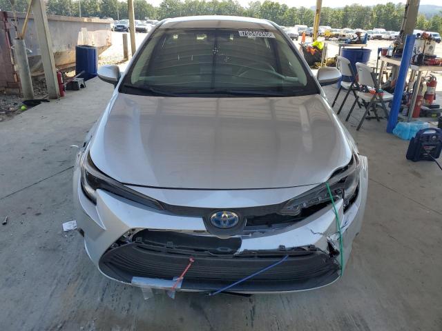 JTDBCMFE3SJ042105 - 2025 TOYOTA COROLLA LE 银色 照片 5