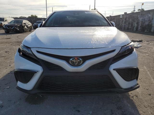 4T1G11AK0PU740728 - 2023 TOYOTA CAMRY SE NIGHT SHADE WHITE photo 5
