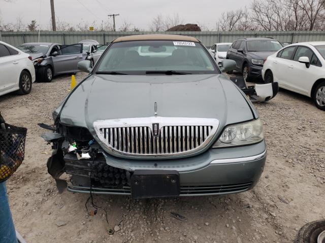 1LNHM81W84Y670875 - 2004 LINCOLN TOWN CAR EXECUTIVE GOLD photo 5