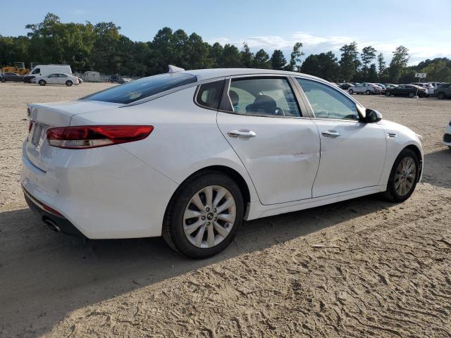 5XXGT4L38JG272685 - 2018 KIA OPTIMA LX Weiß Foto 3