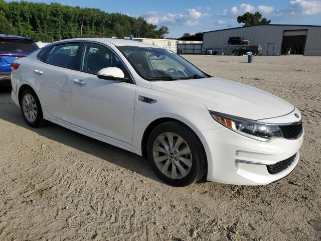 5XXGT4L38JG272685 - 2018 KIA OPTIMA LX Weiß Foto 4