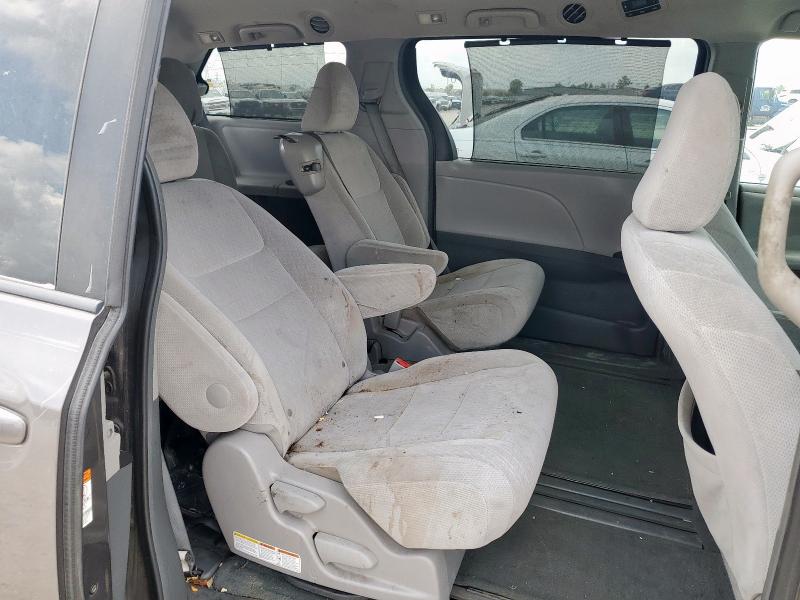 5TDKK3DC2GS697073 - 2016 TOYOTA SIENNA LE GRAY photo 11