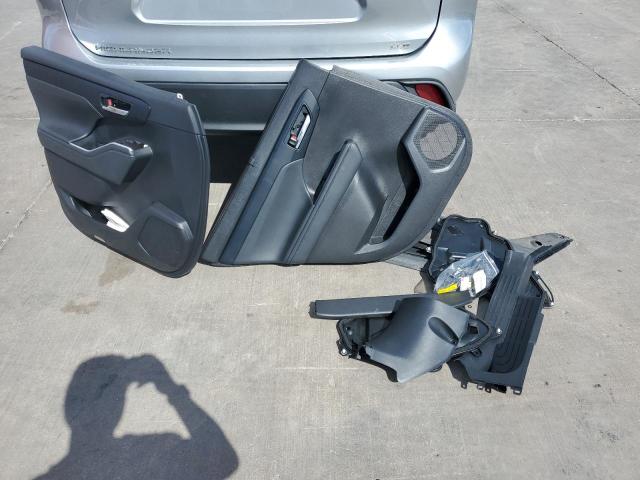 5TDGZRAHXNS116940 - 2022 TOYOTA HIGHLANDER XLE SILVER photo 13