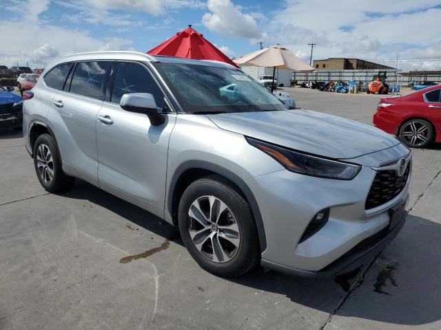 5TDGZRAHXNS116940 - 2022 TOYOTA HIGHLANDER XLE SILVER photo 4