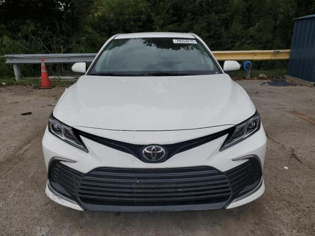 4T1C11AKXNU633939 - 2022 TOYOTA CAMRY LE WHITE photo 5