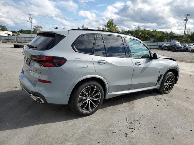 5UX23EU07R9V52223 - 2024 BMW X5 XDRIVE40I GRAY photo 3