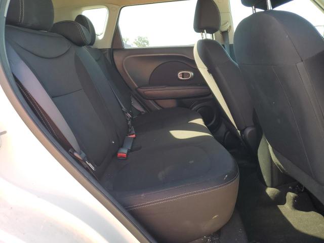 KNDJN2A29J7575059 - 2018 KIA SOUL WHITE photo 11