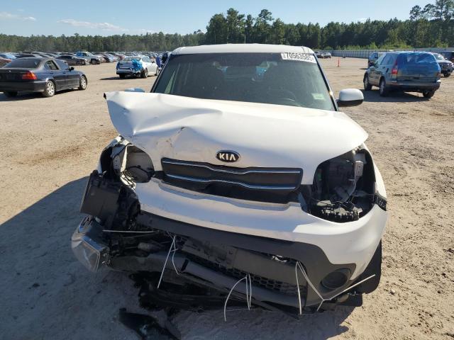 KNDJN2A29J7575059 - 2018 KIA SOUL WHITE photo 5