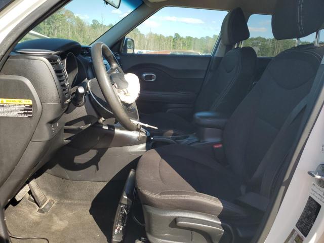 KNDJN2A29J7575059 - 2018 KIA SOUL WHITE photo 7