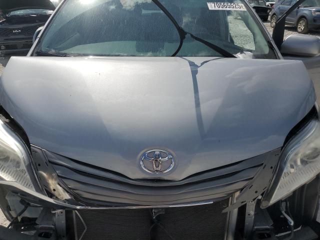 5TDYK3DC6CS235796 - 2012 TOYOTA SIENNA XLE Szary zdjęcie 12