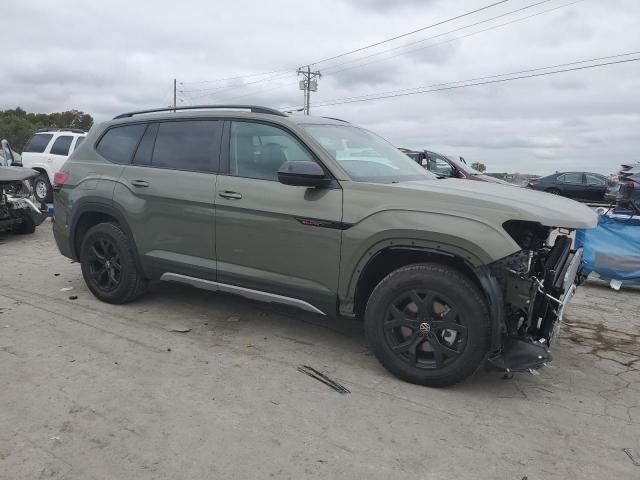 1V2CR2CA1RC575463 - 2024 VOLKSWAGEN ATLAS PEAK EDITION SE GREEN photo 4