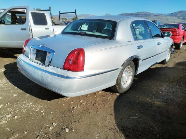 1LNHM81W3YY821546 - 2000 LINCOLN TOWN CAR EXECUTIVE SILVER photo 3