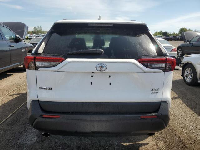 2T3R1RFV9MC223801 - 2021 TOYOTA RAV4 XLE WHITE photo 6