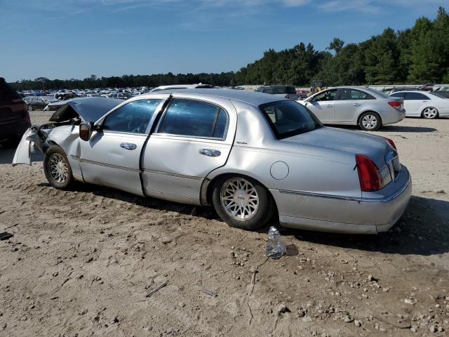 1LNFM82W0WY734500 - 1998 LINCOLN TOWN CAR SIGNATURE SILVER photo 2