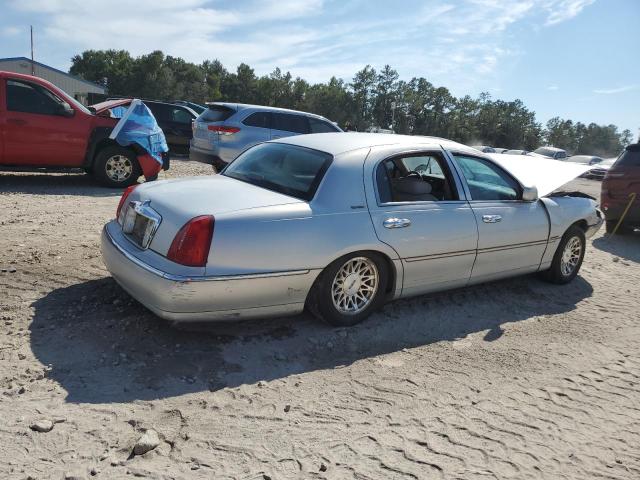 1LNFM82W0WY734500 - 1998 LINCOLN TOWN CAR SIGNATURE SILVER photo 3