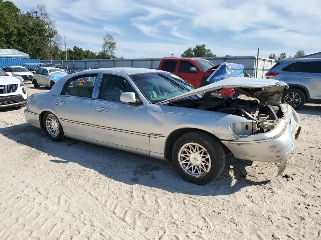 1LNFM82W0WY734500 - 1998 LINCOLN TOWN CAR SIGNATURE SILVER photo 4
