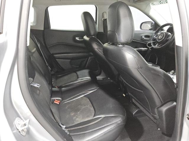 3C4NJDBB2JT143769 - 2018 JEEP COMPASS LATITUDE فضي صورة 11