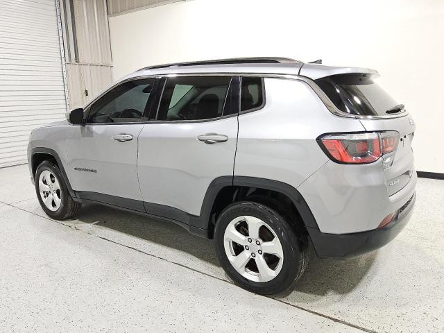 3C4NJDBB2JT143769 - 2018 JEEP COMPASS LATITUDE فضي صورة 2