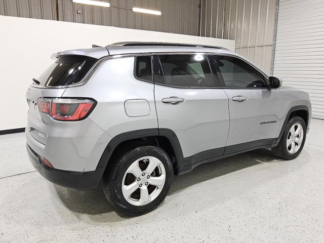 3C4NJDBB2JT143769 - 2018 JEEP COMPASS LATITUDE فضي صورة 3