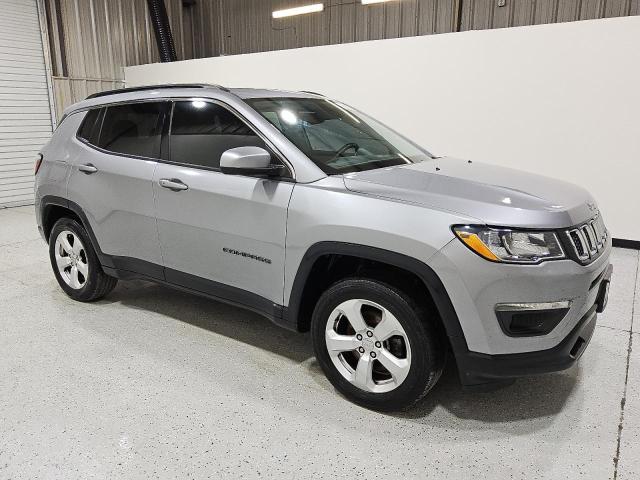 3C4NJDBB2JT143769 - 2018 JEEP COMPASS LATITUDE فضي صورة 4