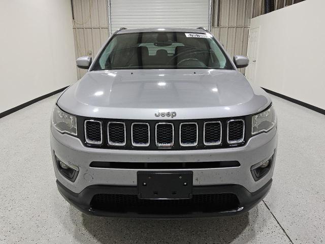 3C4NJDBB2JT143769 - 2018 JEEP COMPASS LATITUDE فضي صورة 5