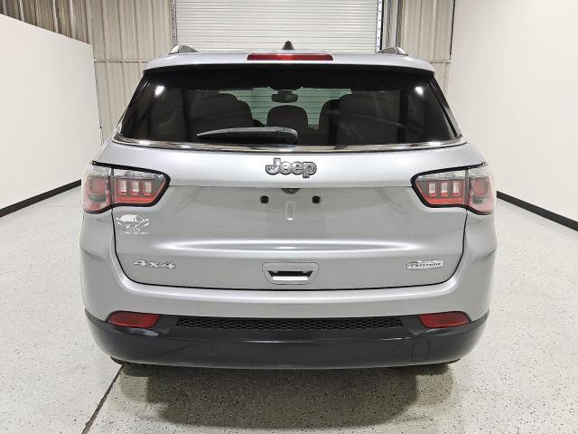 3C4NJDBB2JT143769 - 2018 JEEP COMPASS LATITUDE فضي صورة 6