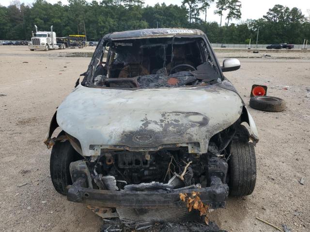 KNDJP3A59J7586637 - 2018 KIA SOUL + SILVER photo 5