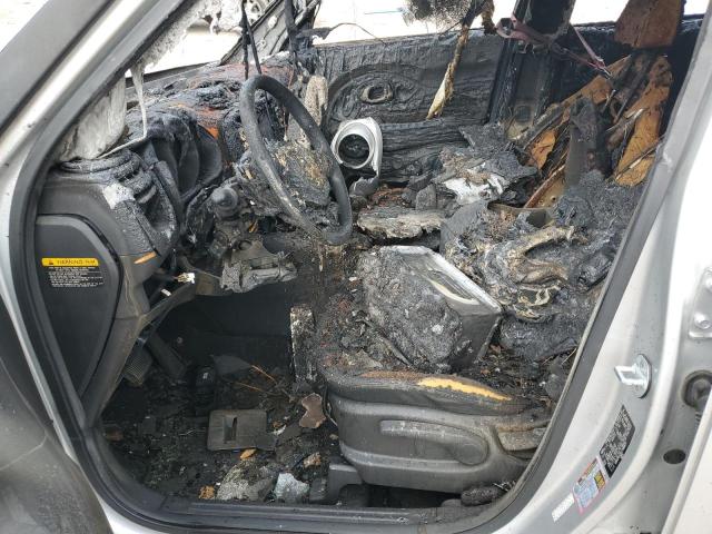 KNDJP3A59J7586637 - 2018 KIA SOUL + SILVER photo 7