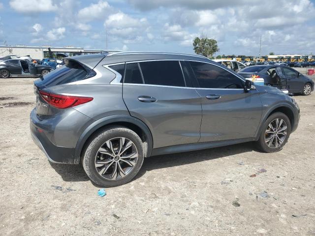 SJKCH5CR5JA045165 - 2018 INFINITI QX30 BASE رمادي صورة 3
