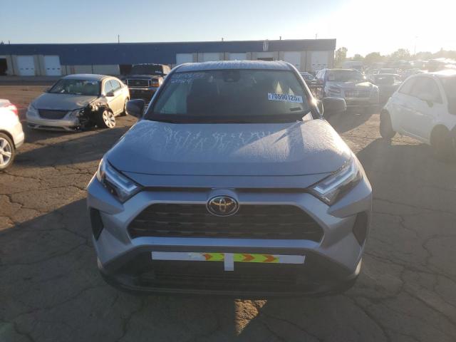 2T3F1RFV8RW422024 - 2024 TOYOTA RAV4 LE ვერცხლისფერი ფოტო 5