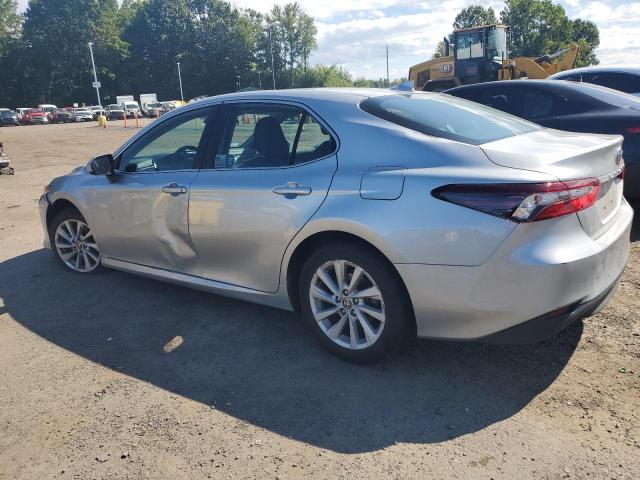 4T1C11BK6NU053182 - 2022 TOYOTA CAMRY LE SILVER photo 2