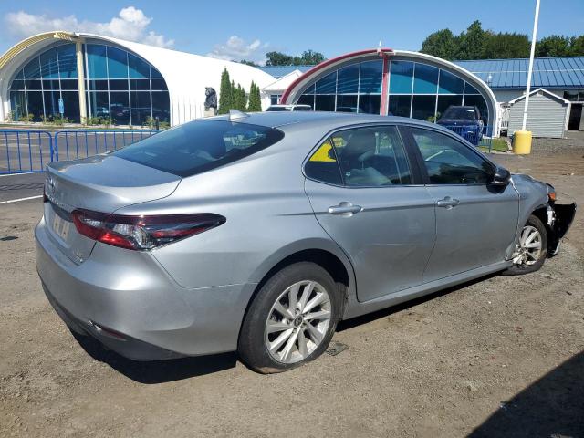 4T1C11BK6NU053182 - 2022 TOYOTA CAMRY LE SILVER photo 3
