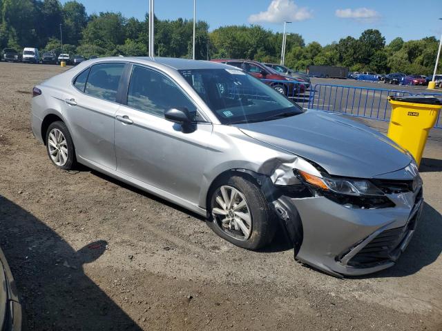 4T1C11BK6NU053182 - 2022 TOYOTA CAMRY LE SILVER photo 4