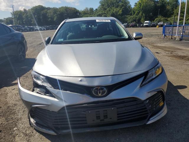4T1C11BK6NU053182 - 2022 TOYOTA CAMRY LE SILVER photo 5