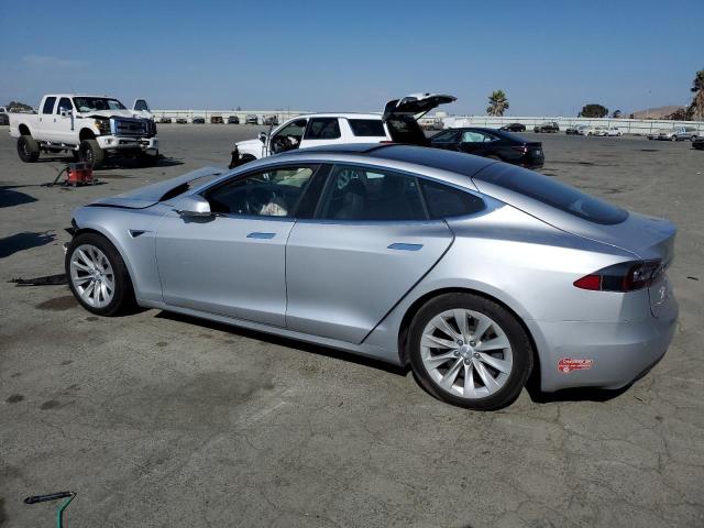 5YJSA1E2XJF247938 - 2018 TESLA MODEL S Srebrny zdjęcie 2