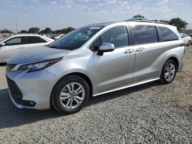 5TDJRKEC4NS087334 - 2022 TOYOTA SIENNA XLE ვერცხლისფერი ფოტო 1