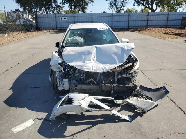 5YFBURHE9JP796076 - 2018 TOYOTA COROLLA L WHITE photo 5