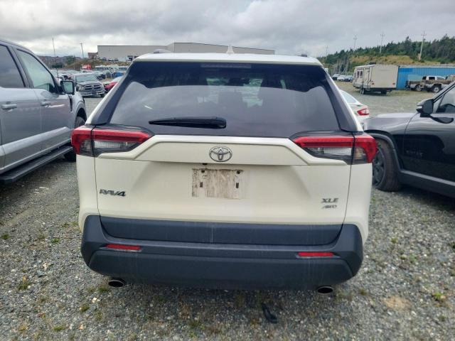 2T3R1RFV8MC227130 - 2021 TOYOTA RAV4 XLE Weiß Foto 6