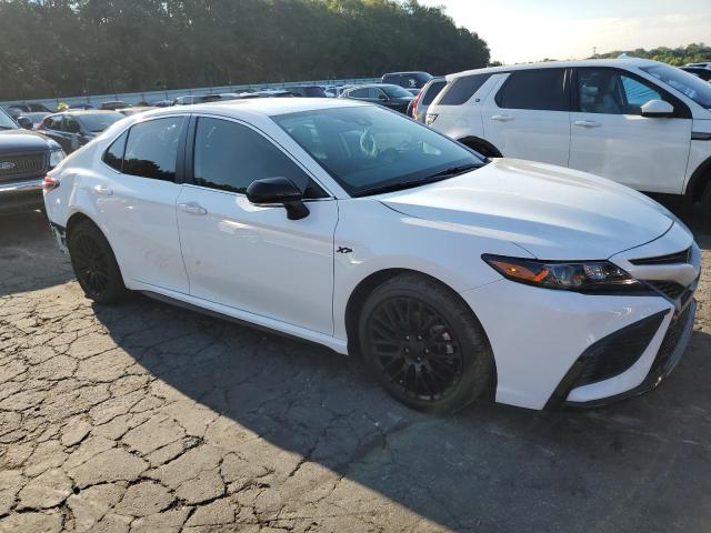 4T1G11AK8RU915648 - 2024 TOYOTA CAMRY SE NIGHT SHADE WHITE photo 4