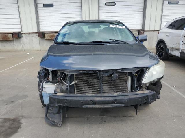 2T1BU4EE1DC985638 - 2013 TOYOTA COROLLA BASE Grafitowy zdjęcie 5