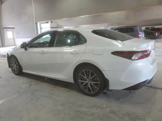 4T1F11BK6PU096789 - 2023 TOYOTA CAMRY XLE WHITE photo 2