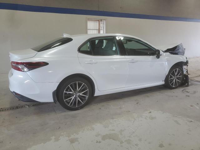 4T1F11BK6PU096789 - 2023 TOYOTA CAMRY XLE WHITE photo 3