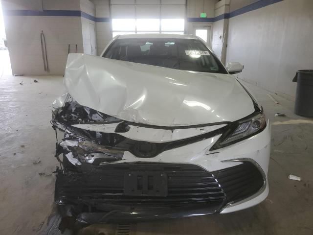 4T1F11BK6PU096789 - 2023 TOYOTA CAMRY XLE WHITE photo 5
