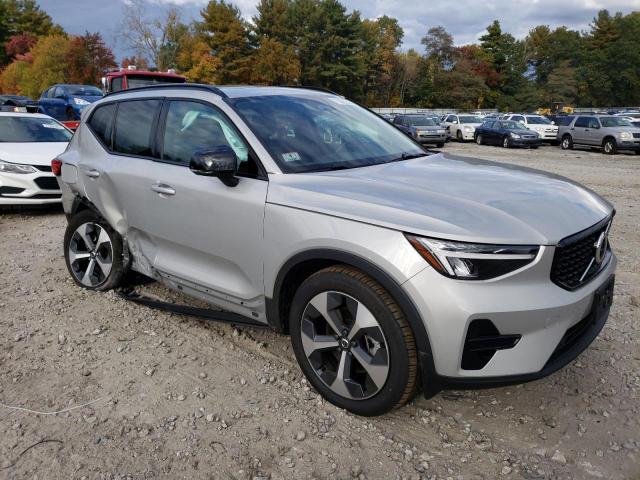 YV4L12UK4R2214361 - 2024 VOLVO XC40 CORE SILVER photo 4