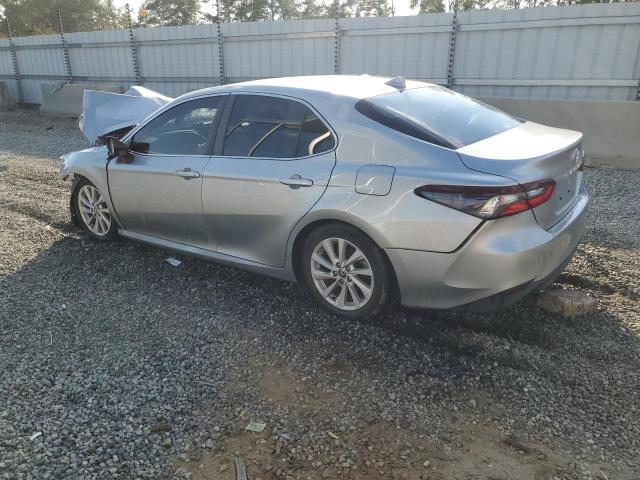 4T1C11AK3NU628422 - 2022 TOYOTA CAMRY LE SILVER photo 2