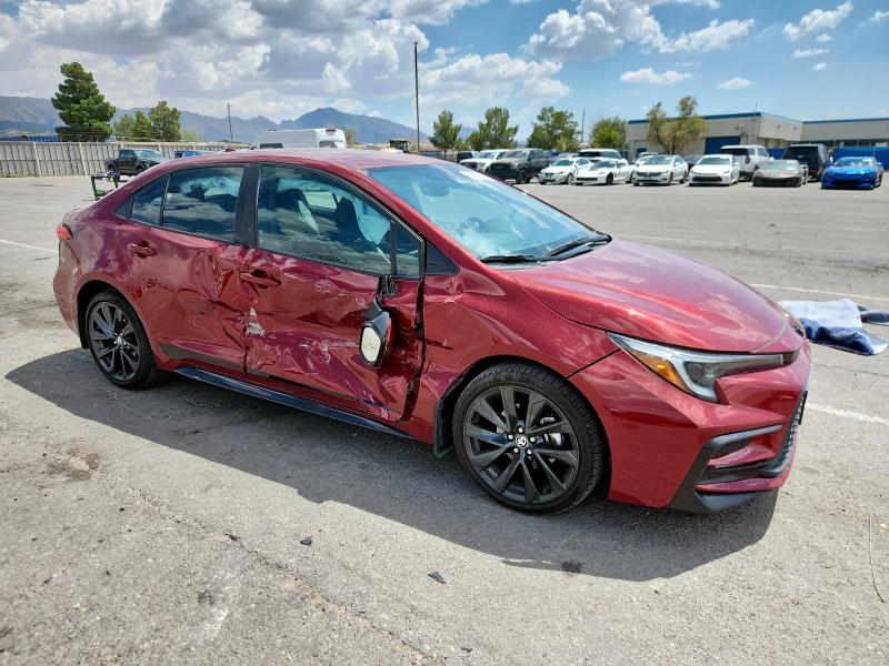 5YFS4MCE7RP191267 - 2024 TOYOTA COROLLA SE 勃艮第红 照片 4