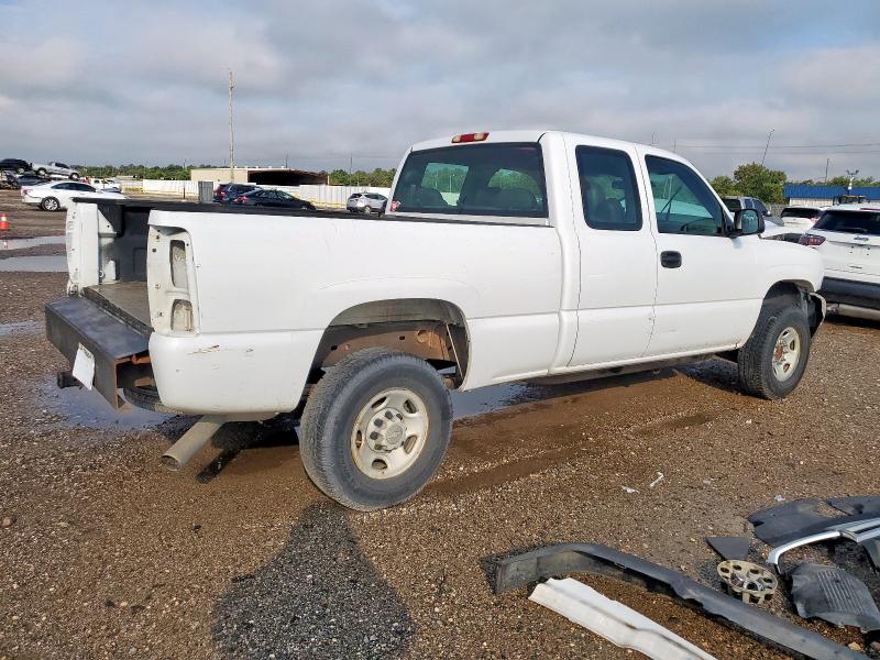 1GCHC29UX6E192177 - 2006 CHEVROLET SILVERADO C2500 HEAVY DUTY WHITE photo 3